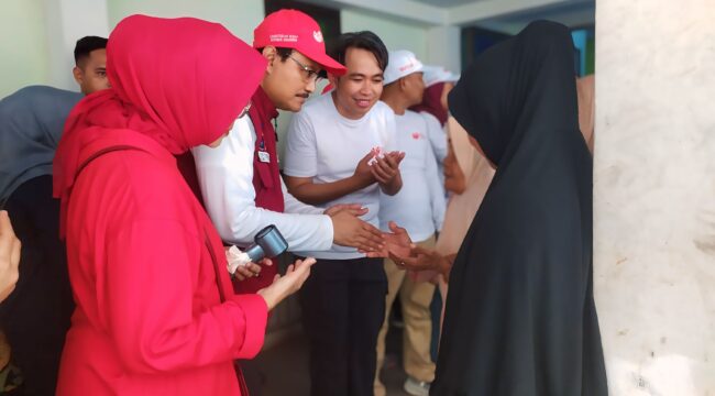 KUNJUNGAN KERJA: Menteri Sosial RI, Saifullah Yusuf, saat berkunjung ke RSD dr. Soebandi Jember memantau operasi katarak ditemani Bupati Gus Fawait. (foto: M. Abd. Rozaq Mubarok).
