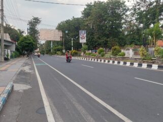 SASARAN: Jalan Soekarno Hatta menjadi salah satu ruas jalan yang bakal dipoles oleh Pemkot Probolinggo. (foto: Hafiz Rozani).