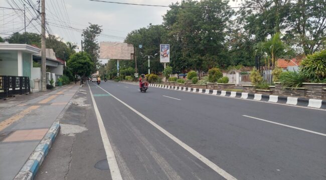 SASARAN: Jalan Soekarno Hatta menjadi salah satu ruas jalan yang bakal dipoles oleh Pemkot Probolinggo. (foto: Hafiz Rozani).