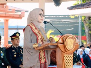 Bupati Lumajang, Indah Amperawati, memimpin upacara peringatan Hari Pendidikan Nasional (Hardiknas) Tahun 2025 di Alun-alun Kabupaten Lumajang (Foto: Istimewa).