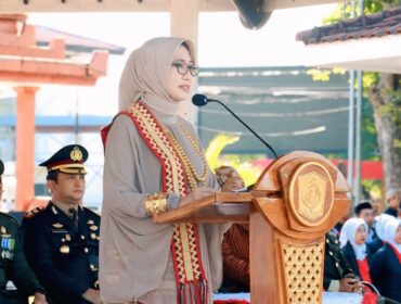 Bupati Lumajang, Indah Amperawati, memimpin upacara peringatan Hari Pendidikan Nasional (Hardiknas) Tahun 2025 di Alun-alun Kabupaten Lumajang (Foto: Istimewa).