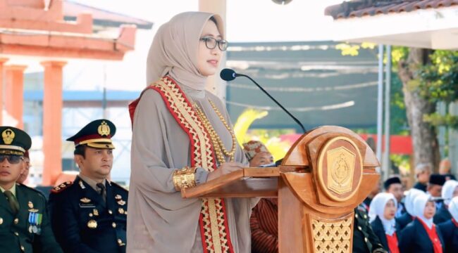 Bupati Lumajang, Indah Amperawati, memimpin upacara peringatan Hari Pendidikan Nasional (Hardiknas) Tahun 2025 di Alun-alun Kabupaten Lumajang (Foto: Istimewa).