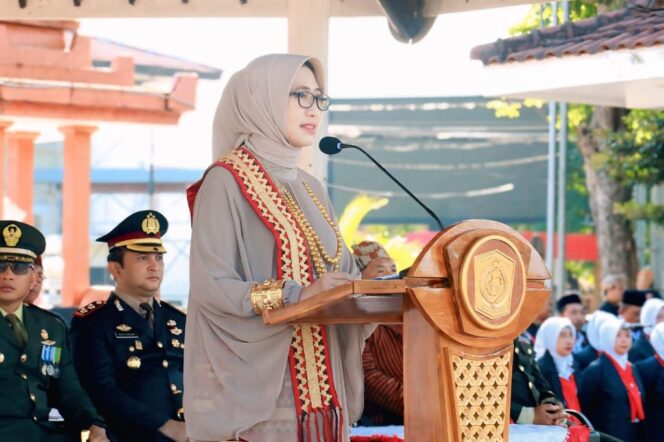 
					Bupati Lumajang, Indah Amperawati, memimpin upacara peringatan Hari Pendidikan Nasional (Hardiknas) Tahun 2025 di Alun-alun Kabupaten Lumajang (Foto: Istimewa).