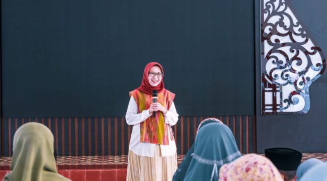 Bupati Lumajang Indah Amperawati, memperluas jangkauan perlindungan jaminan sosial (Foto: Asmadi).