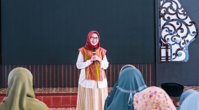 Bupati Lumajang Indah Amperawati, memperluas jangkauan perlindungan jaminan sosial (Foto: Asmadi).
