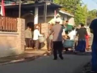Tangkapan layar video keramaian warga di rumah Kades Temenggungan, Krejengan, Probolinggo pasca pesta miras.