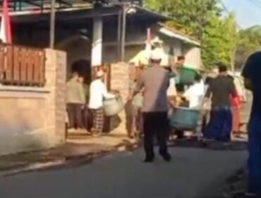 Tangkapan layar video keramaian warga di rumah Kades Temenggungan, Krejengan, Probolinggo pasca pesta miras.