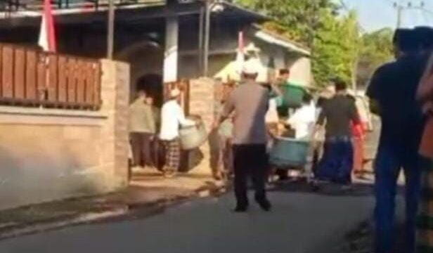 Tangkapan layar video keramaian warga di rumah Kades Temenggungan, Krejengan, Probolinggo pasca pesta miras.