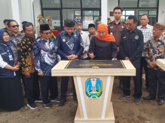 RESMIKAN: Gubernur Jawa Timur, Khofifah Indar Parawangsa didampingi Bupati Probolinggo, Gus Haris menandatangani prasati peresmian SMK Sukapura. (foto: Hafiz Rozani).