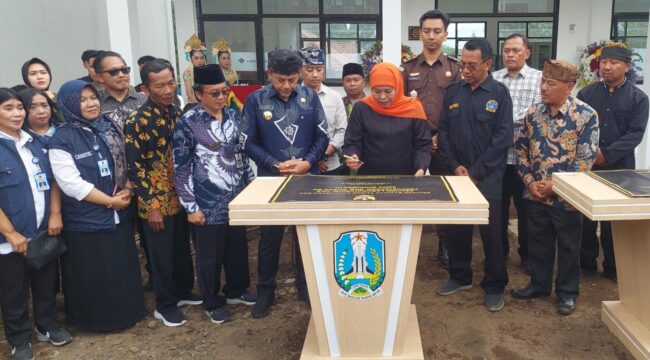 RESMIKAN: Gubernur Jawa Timur, Khofifah Indar Parawangsa didampingi Bupati Probolinggo, Gus Haris menandatangani prasati peresmian SMK Sukapura. (foto: Hafiz Rozani).