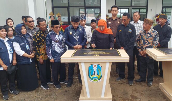 
					RESMIKAN: Gubernur Jawa Timur, Khofifah Indar Parawangsa didampingi Bupati Probolinggo, Gus Haris menandatangani prasati peresmian SMK Sukapura. (foto: Hafiz Rozani).