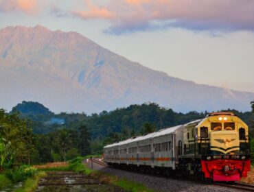 EKSOTIK: KA Probowangi melintas dengan view Gunung Raung di Desa Bedadung, Jember (Foto: istimewa)