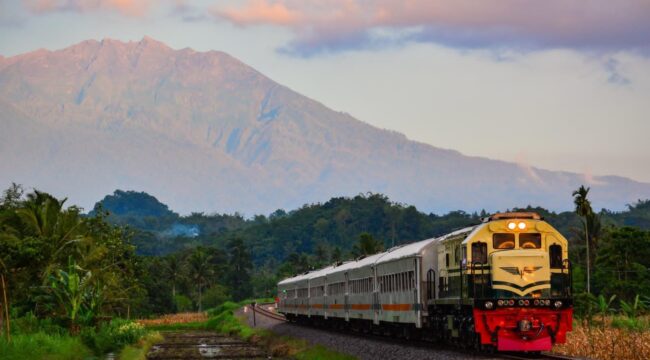 EKSOTIK: KA Probowangi melintas dengan view Gunung Raung di Desa Bedadung, Jember (Foto: istimewa)