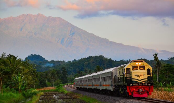 
					EKSOTIK: KA Probowangi melintas dengan view Gunung Raung di Desa Bedadung, Jember (Foto: istimewa)