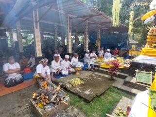 KHIDMAT: Suasana prosesi ibadah dalam rangka Hari Raya Kuningan di Pura Randu Agung, Desa Sapikerep, Kec. Sukapura, Kab. Probolinggo. (foto: Hafiz Rozani).