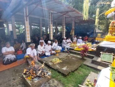 KHIDMAT: Suasana prosesi ibadah dalam rangka Hari Raya Kuningan di Pura Randu Agung, Desa Sapikerep, Kec. Sukapura, Kab. Probolinggo. (foto: Hafiz Rozani).