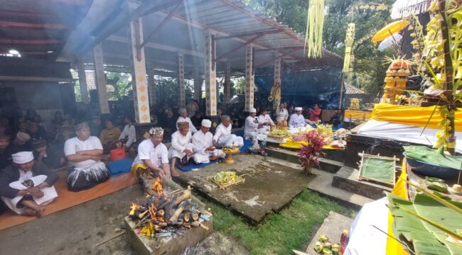 KHIDMAT: Suasana prosesi ibadah dalam rangka Hari Raya Kuningan di Pura Randu Agung, Desa Sapikerep, Kec. Sukapura, Kab. Probolinggo. (foto: Hafiz Rozani).