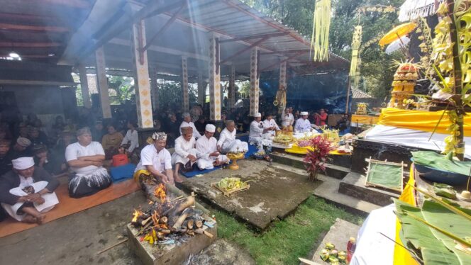 
					KHIDMAT: Suasana prosesi ibadah dalam rangka Hari Raya Kuningan di Pura Randu Agung, Desa Sapikerep, Kec. Sukapura, Kab. Probolinggo. (foto: Hafiz Rozani).