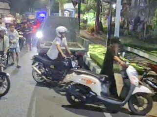 TERJARING: Puluhan pemotor dan pengendaranya yang terjaring razia Polres Probolinggo Kota. (foto: Moh. Rois).