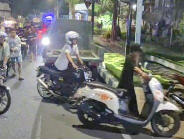 TERJARING: Puluhan pemotor dan pengendaranya yang terjaring razia Polres Probolinggo Kota. (foto: Moh. Rois).