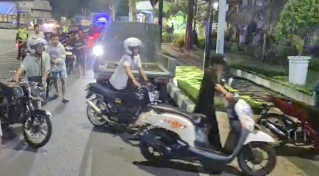 TERJARING: Puluhan pemotor dan pengendaranya yang terjaring razia Polres Probolinggo Kota. (foto: Moh. Rois).