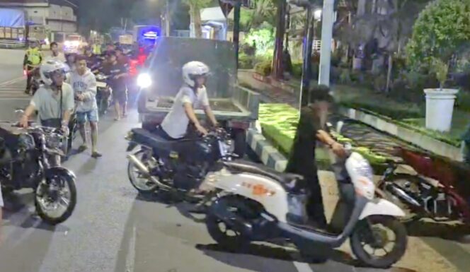 
					TERJARING: Puluhan pemotor dan pengendaranya yang terjaring razia Polres Probolinggo Kota. (foto: Moh. Rois).
