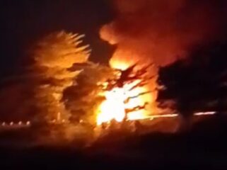 TERBAKAR: Truk muat amunisi milik TNI saat terbakar di Tol Gempol Pasuruan, Senin (5/5/25) malam. (foto: Moh. Rois).
