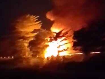 TERBAKAR: Truk muat amunisi milik TNI saat terbakar di Tol Gempol Pasuruan, Senin (5/5/25) malam. (foto: Moh. Rois).
