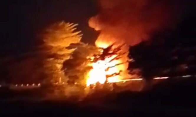 
					TERBAKAR: Truk muat amunisi milik TNI saat terbakar di Tol Gempol Pasuruan, Senin (5/5/25) malam. (foto: Moh. Rois).