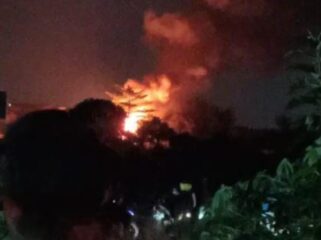 Truk TNI memuat amunisi terbakar di jalan  tol.