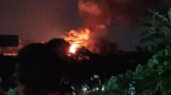 Truk TNI memuat amunisi terbakar di jalan  tol.