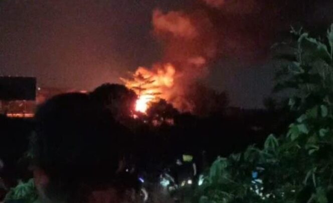 
					Truk TNI memuat amunisi terbakar di jalan  tol.