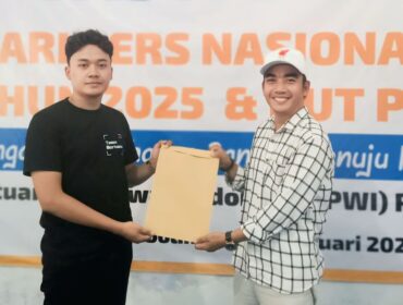 MENDAFTAR: Calon Ketua PWI Probolinggo Raya Periode 2025-2029, Babul Arifandhie, saat menyerahkan berkas pendaftaran ke panitia. (foto: PWI Probolinggo Raya)