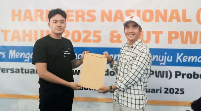 MENDAFTAR: Calon Ketua PWI Probolinggo Raya Periode 2025-2029, Babul Arifandhie, saat menyerahkan berkas pendaftaran ke panitia. (foto: PWI Probolinggo Raya)