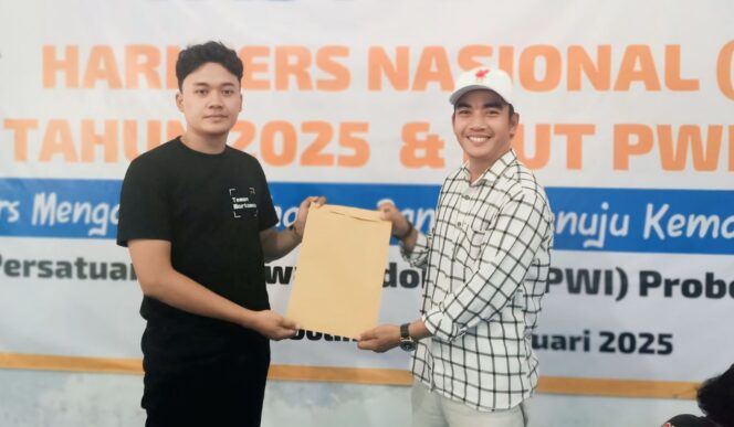 
					MENDAFTAR: Calon Ketua PWI Probolinggo Raya Periode 2025-2029, Babul Arifandhie, saat menyerahkan berkas pendaftaran ke panitia. (foto: PWI Probolinggo Raya)