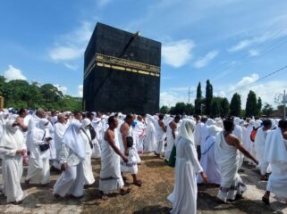 MANASIK: Ratusan jamaah calon haji se-Kabupaten Probolinggo saat mengikuti manasik di miniatur Ka'bah Gending. (foto: Hafiz Rozani).

