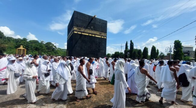 MANASIK: Ratusan jamaah calon haji se-Kabupaten Probolinggo saat mengikuti manasik di miniatur Ka'bah Gending. (foto: Hafiz Rozani).

