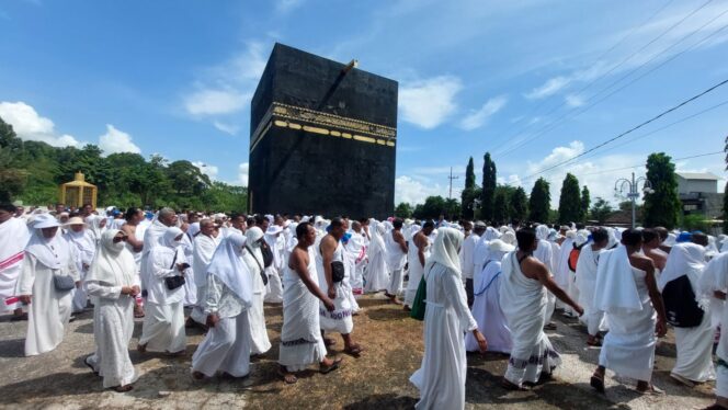 
					MANASIK: Ratusan jamaah calon haji se-Kabupaten Probolinggo saat mengikuti manasik di miniatur Ka'bah Gending. (foto: Hafiz Rozani).
