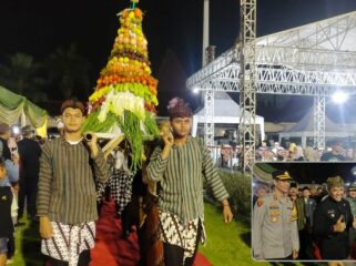 SELAMETAN: Para pengusung sedang membawa sejumlah hasil bumi untuk dijadikan Ruwatan Agung di Alun-alun Kota Kraksaan. (foto: Ali Ya'lu).
