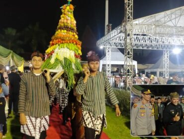 SELAMETAN: Para pengusung sedang membawa sejumlah hasil bumi untuk dijadikan Ruwatan Agung di Alun-alun Kota Kraksaan. (foto: Ali Ya'lu).