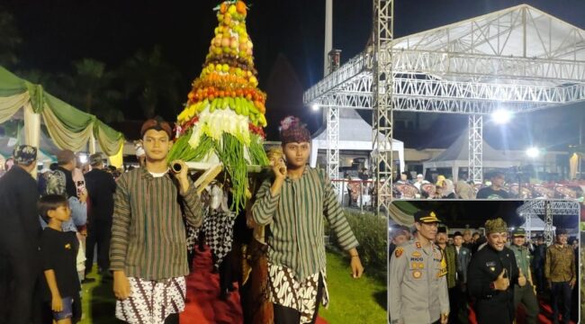 SELAMETAN: Para pengusung sedang membawa sejumlah hasil bumi untuk dijadikan Ruwatan Agung di Alun-alun Kota Kraksaan. (foto: Ali Ya'lu).
