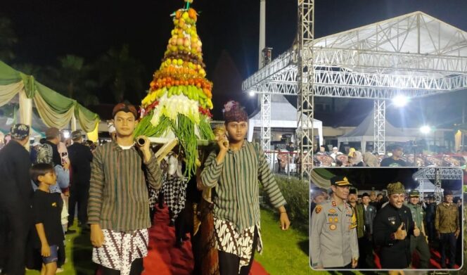 
					SELAMETAN: Para pengusung sedang membawa sejumlah hasil bumi untuk dijadikan Ruwatan Agung di Alun-alun Kota Kraksaan. (foto: Ali Ya'lu).