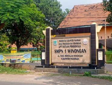 Papan nama SMPN 1 Winongan.