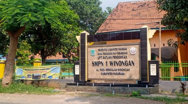 Papan nama SMPN 1 Winongan.