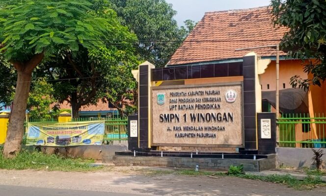 
					Papan nama SMPN 1 Winongan.