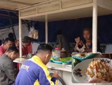 LARIS: Warga sedang menikmati ketan kratok di warung Jl. dr. Soetomo, Kota Probolinggo. Insert: Satu porsi ketan kratok siap santap. (foto: Hafiz Rozani).