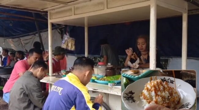 LARIS: Warga sedang menikmati ketan kratok di warung Jl. dr. Soetomo, Kota Probolinggo. Insert: Satu porsi ketan kratok siap santap. (foto: Hafiz Rozani).