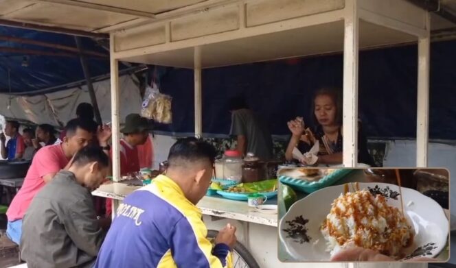 
					LARIS: Warga sedang menikmati ketan kratok di warung Jl. dr. Soetomo, Kota Probolinggo. Insert: Satu porsi ketan kratok siap santap. (foto: Hafiz Rozani).
