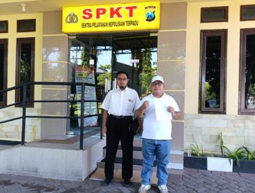 LAPORAN: Musthofa (bertopi) usai membuat laporan dugaan ujaran kebencian di ruang SPKT Polres Probolinggo. (foto: Istimewa).