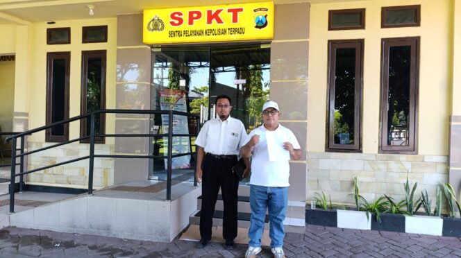 
					LAPORAN: Musthofa (bertopi) usai membuat laporan dugaan ujaran kebencian di ruang SPKT Polres Probolinggo. (foto: Istimewa).
